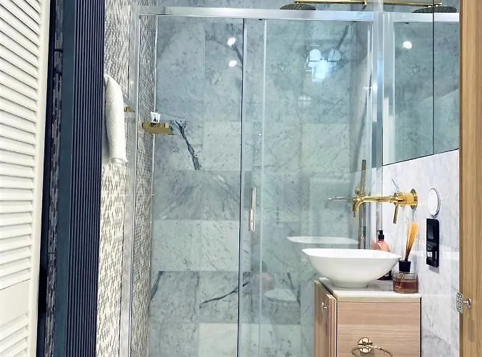 Luxury At Center At Palace +netflix!