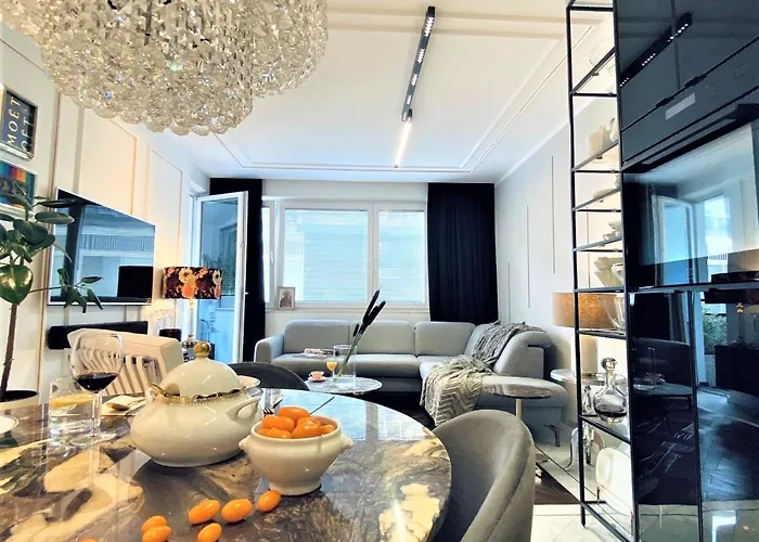 Luxury At Center At Palace +netflix! 华沙