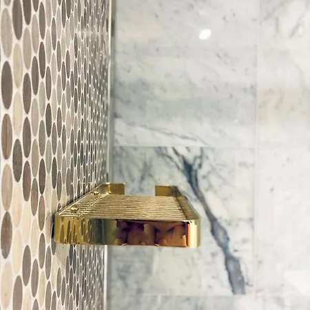 Luxury At Center At Palace +netflix!