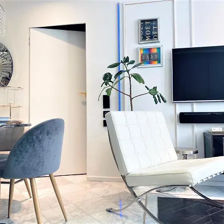 Luxury At Center At Palace +netflix!