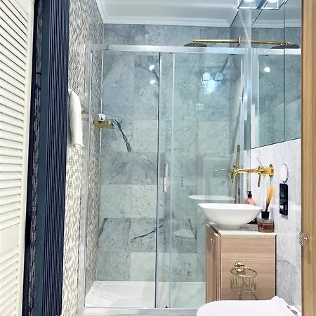 Luxury At Center At Palace +netflix!